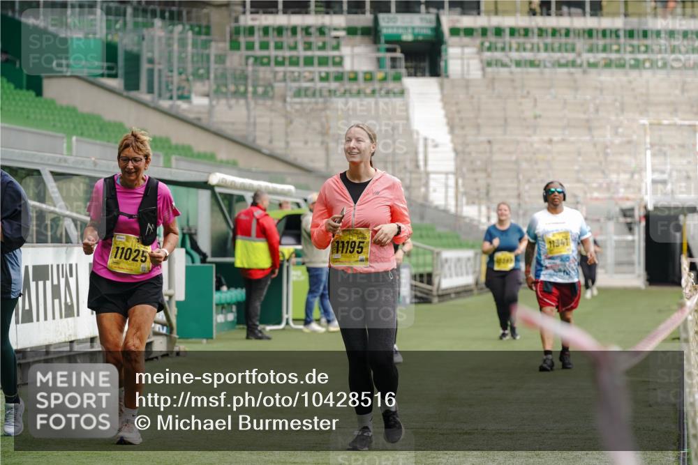 13.09.2026 - 21. swb-Marathon Bremen Michael Burmester http://msf.ph/oto/10428516 13.09.2026 10:54:37 Laufen im Stadion 12163, 10387, 10533, 10534, 10573, 10627, 10650, 10667, 10968, 11025, 11031, 11161, 11195, 11266, 11352, 11496, 11780, 11807, 12377, 12408, 12535, 12546 meine-sportfotos.de