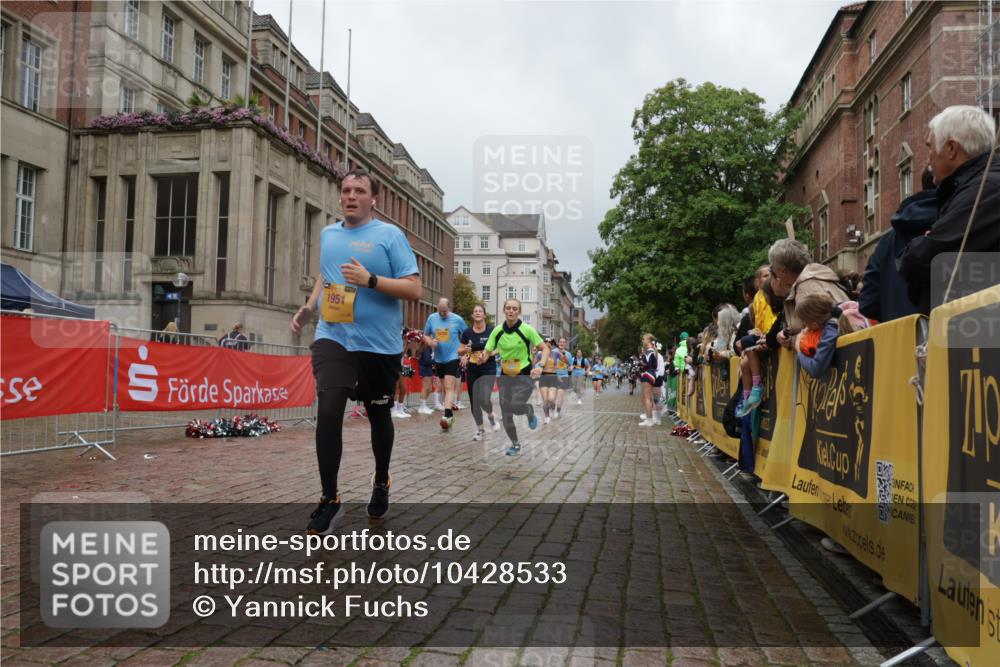 13.09.2026 - Kiel Lauf Yannick Fuchs http://msf.ph/oto/10428533 13.09.2026 11:08:32 Ziel 834, 1067, 2235, 2575, 3536, 3798, 5418, 6360, 6626, 6662, 7667, 9800, 10645, 10647, 11442, 121, 755, 1951, 2120, 3397, 3798, 4297, 4949, 5833, 5856, 6061, 6185, 6401, 7108, 7123, 7254, 8019, 10525, 10702, 24, 25, 1170, 2250, 2951, 4709, 6576, 9162, 10928, 94, 755, 1951, 2136, 3397, 3828, 4297, 6404, 9952, 12379 meine-sportfotos.de