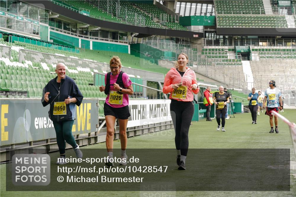 13.09.2026 - 21. swb-Marathon Bremen Michael Burmester http://msf.ph/oto/10428547 13.09.2026 10:54:40 Laufen im Stadion 12163, 10387, 10533, 10534, 10573, 10627, 10650, 10667, 10968, 11025, 11031, 11161, 11195, 11266, 11352, 11496, 11780, 11807, 12377, 12408, 12535, 12546 meine-sportfotos.de