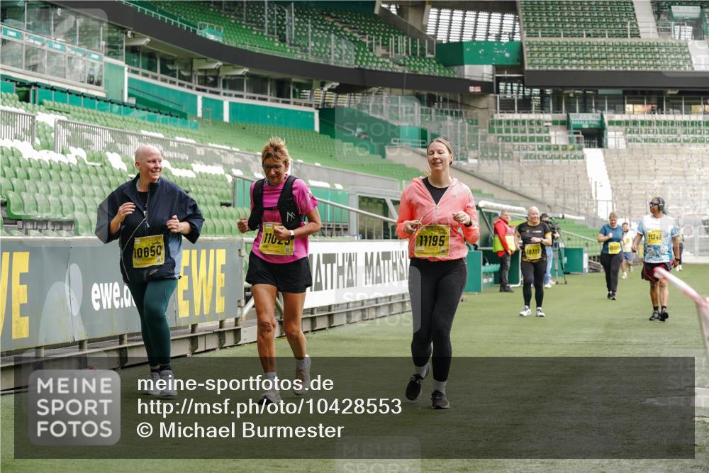 13.09.2026 - 21. swb-Marathon Bremen Michael Burmester http://msf.ph/oto/10428553 13.09.2026 10:54:40 Laufen im Stadion 12163, 10387, 10533, 10534, 10573, 10627, 10650, 10667, 10968, 11025, 11031, 11161, 11195, 11266, 11352, 11496, 11780, 11807, 12377, 12408, 12535, 12546 meine-sportfotos.de