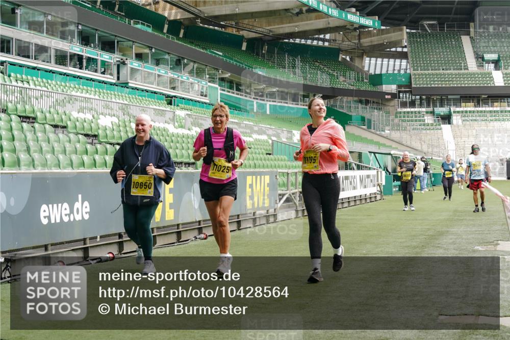 13.09.2026 - 21. swb-Marathon Bremen Michael Burmester http://msf.ph/oto/10428564 13.09.2026 10:54:42 Laufen im Stadion 12163, 10387, 10533, 10534, 10573, 10627, 10650, 10667, 10968, 11025, 11031, 11161, 11195, 11266, 11352, 11496, 11807, 12377, 12408, 12535, 12546 meine-sportfotos.de