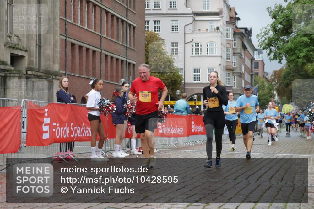 13.09.2026 - Kiel Lauf Yannick Fuchs http://msf.ph/oto/10428595 13.09.2026 11:08:45 Ziel 24, 25, 1170, 2250, 2951, 4709, 6576, 6662, 9162, 9800, 10645, 10647, 10928, 11442, 834, 1067, 2235, 2575, 3536, 3798, 5418, 5856, 6061, 6185, 6360, 6626, 7108, 7254, 7667, 10525, 11442, 1226, 1569, 3022, 3752, 4526, 6028, 7681, 9752, 10813, 11674, 12238, 12334, 2120, 4949, 5833, 6401, 8019 meine-sportfotos.de