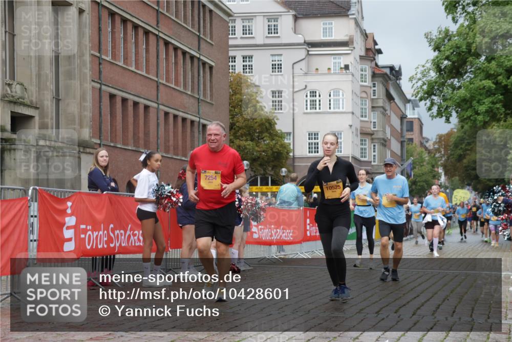 13.09.2026 - Kiel Lauf Yannick Fuchs http://msf.ph/oto/10428601 13.09.2026 11:08:45 Ziel 24, 25, 1170, 2250, 2951, 4709, 6576, 6662, 9162, 9800, 10645, 10647, 10928, 11442, 834, 1067, 2235, 2575, 3536, 3798, 5418, 5856, 6061, 6185, 6360, 6626, 7108, 7254, 7667, 10525, 11442, 1226, 1569, 3022, 3752, 4526, 6028, 7681, 9752, 10813, 11674, 12238, 12334, 2120, 4949, 5833, 6401, 8019 meine-sportfotos.de