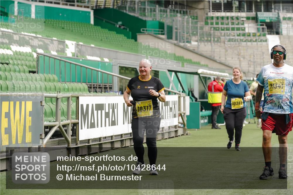 13.09.2026 - 21. swb-Marathon Bremen Michael Burmester http://msf.ph/oto/10428644 13.09.2026 10:54:48 Laufen im Stadion 12163, 10387, 10533, 10534, 10573, 10627, 10650, 10667, 10968, 11025, 11161, 11195, 11266, 11341, 11352, 11496, 11538, 11807, 12377, 12408, 12535, 12546 meine-sportfotos.de