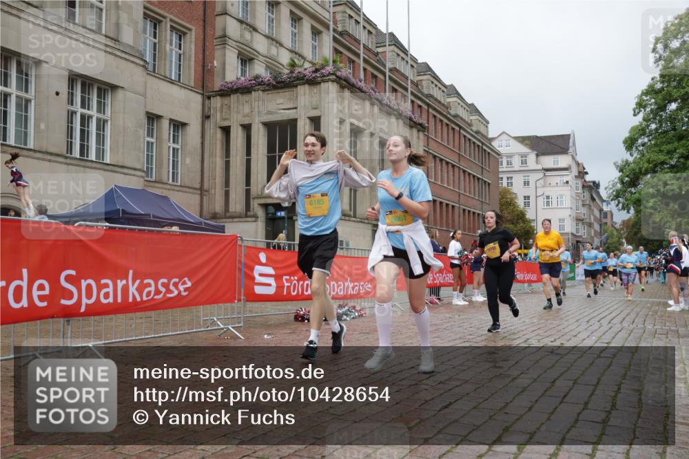 13.09.2026 - Kiel Lauf Yannick Fuchs http://msf.ph/oto/10428654 13.09.2026 11:08:54 Ziel 24, 25, 1226, 2250, 2951, 10813, 10928, 11674, 12334, 24, 25, 834, 1067, 1170, 2235, 2575, 3536, 3798, 4709, 5418, 5856, 6061, 6185, 6360, 6576, 6626, 6662, 7667, 9162, 9800, 10645, 10647, 11442, 1569, 1934, 3022, 3752, 4526, 6028, 7681, 8933, 9112, 9752, 9995, 12238, 12532, 3798, 5856, 6061, 6185, 7108, 7254, 10525 meine-sportfotos.de