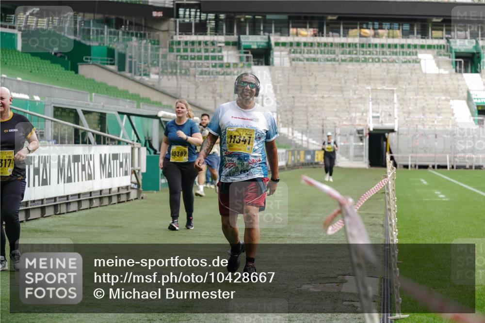 13.09.2026 - 21. swb-Marathon Bremen Michael Burmester http://msf.ph/oto/10428667 13.09.2026 10:54:49 Laufen im Stadion 12163, 10387, 10533, 10534, 10573, 10627, 10650, 10967, 10968, 11025, 11161, 11195, 11266, 11341, 11352, 11496, 11538, 11807, 12377, 12408, 12535, 12546 meine-sportfotos.de
