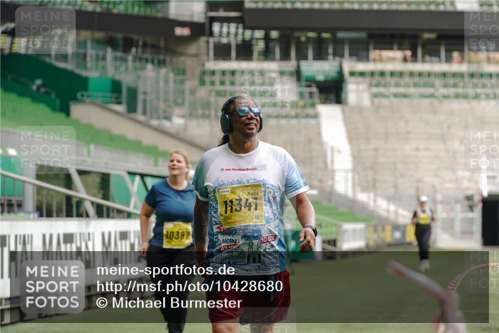 13.09.2026 - 21. swb-Marathon Bremen Michael Burmester http://msf.ph/oto/10428680 13.09.2026 10:54:51 Laufen im Stadion 12163, 10387, 10533, 10534, 10573, 10627, 10650, 10967, 10968, 11025, 11161, 11195, 11266, 11341, 11352, 11496, 11538, 11807, 12377, 12408, 12535, 12546 meine-sportfotos.de