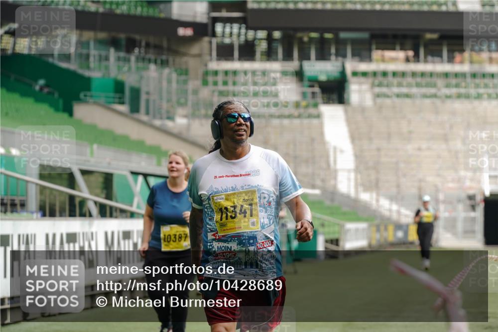 13.09.2026 - 21. swb-Marathon Bremen Michael Burmester http://msf.ph/oto/10428689 13.09.2026 10:54:51 Laufen im Stadion 12163, 10387, 10533, 10534, 10573, 10627, 10650, 10967, 10968, 11025, 11161, 11195, 11266, 11341, 11352, 11496, 11538, 11807, 12377, 12408, 12535, 12546 meine-sportfotos.de