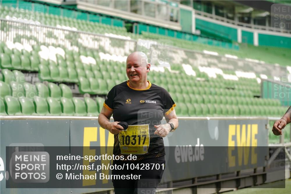 13.09.2026 - 21. swb-Marathon Bremen Michael Burmester http://msf.ph/oto/10428701 13.09.2026 10:54:53 Laufen im Stadion 12163, 10387, 10533, 10534, 10573, 10627, 10650, 10967, 10968, 11025, 11161, 11195, 11266, 11341, 11352, 11496, 11538, 11807, 12377, 12408, 12535, 12546 meine-sportfotos.de