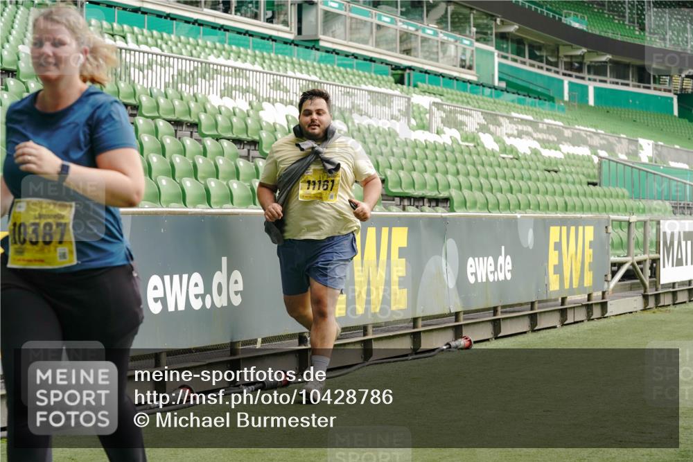 13.09.2026 - 21. swb-Marathon Bremen Michael Burmester http://msf.ph/oto/10428786 13.09.2026 10:55:00 Laufen im Stadion 12163, 10387, 10533, 10534, 10573, 10650, 10967, 10968, 11017, 11025, 11161, 11195, 11341, 11352, 11444, 11496, 11538, 11807, 12377, 12408, 12535, 12546 meine-sportfotos.de