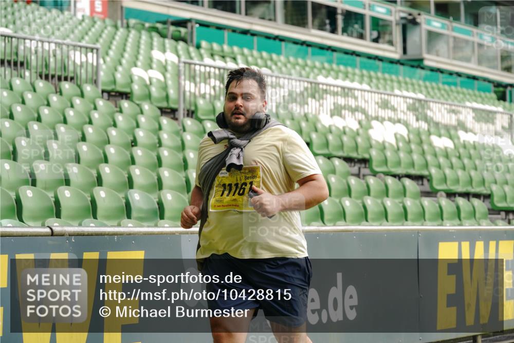 13.09.2026 - 21. swb-Marathon Bremen Michael Burmester http://msf.ph/oto/10428815 13.09.2026 10:55:01 Laufen im Stadion 12163, 10387, 10533, 10534, 10573, 10650, 10967, 10968, 11017, 11025, 11161, 11195, 11341, 11352, 11444, 11496, 11538, 11807, 12377, 12408, 12535, 12546 meine-sportfotos.de