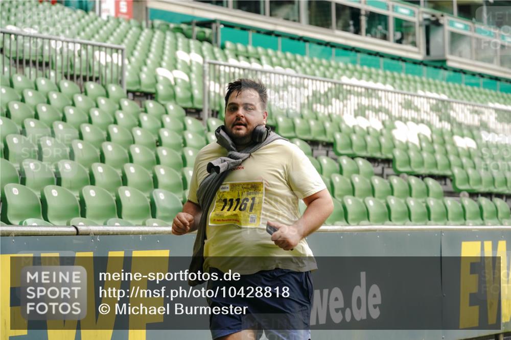 13.09.2026 - 21. swb-Marathon Bremen Michael Burmester http://msf.ph/oto/10428818 13.09.2026 10:55:01 Laufen im Stadion 12163, 10387, 10533, 10534, 10573, 10650, 10967, 10968, 11017, 11025, 11161, 11195, 11341, 11352, 11444, 11496, 11538, 11807, 12377, 12408, 12535, 12546 meine-sportfotos.de