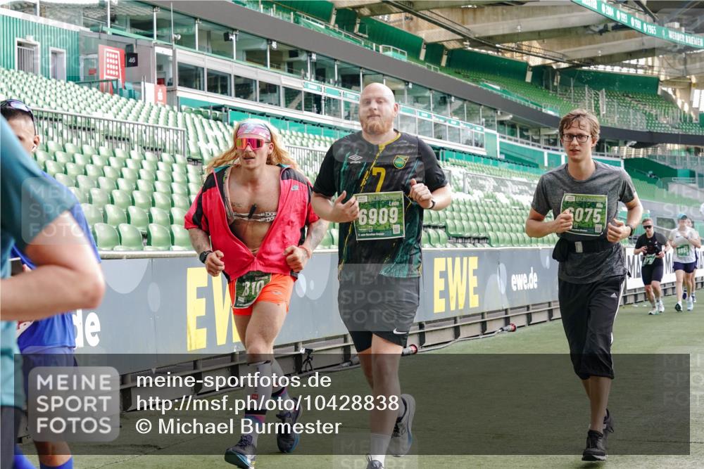 13.09.2026 - 21. swb-Marathon Bremen Michael Burmester http://msf.ph/oto/10428838 13.09.2026 13:26:39 Laufen im Stadion 186, 202, 364, 390, 530, 543, 645, 815, 818, 833, 966, 1077, 1283, 1410, 1412, 1443, 1459, 1473, 1487, 1530, 1561, 1608, 1618, 1700, 1744, 1828, 1953, 1961, 2058, 2059, 2273, 2298, 2308, 2309, 2382, 2384, 2388, 2404, 2428, 2507, 2508, 2542, 2558, 2576, 2582, 2591, 2592, 2656, 2675, 2725, 2748, 2752, 2762, 2817, 2875, 2878, 2923, 2965, 2970, 2981, 3045, 3047, 3050, 3062, 3073, 3084, 3097, 3172, 3184, 3259, 3329, 3359, 3433, 3540, 3592, 3629, 3756 meine-sportfotos.de