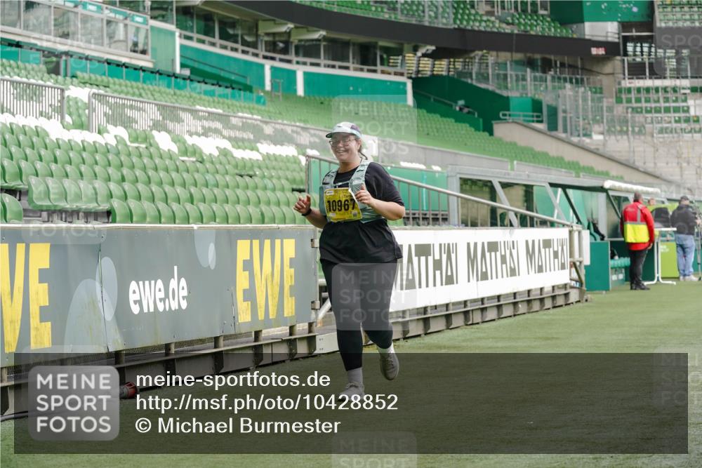 13.09.2026 - 21. swb-Marathon Bremen Michael Burmester http://msf.ph/oto/10428852 13.09.2026 10:55:12 Laufen im Stadion 12163, 10387, 10533, 10534, 10573, 10650, 10967, 10968, 11017, 11025, 11161, 11195, 11341, 11352, 11444, 11496, 11538, 11807, 12377, 12408, 12535, 12546 meine-sportfotos.de