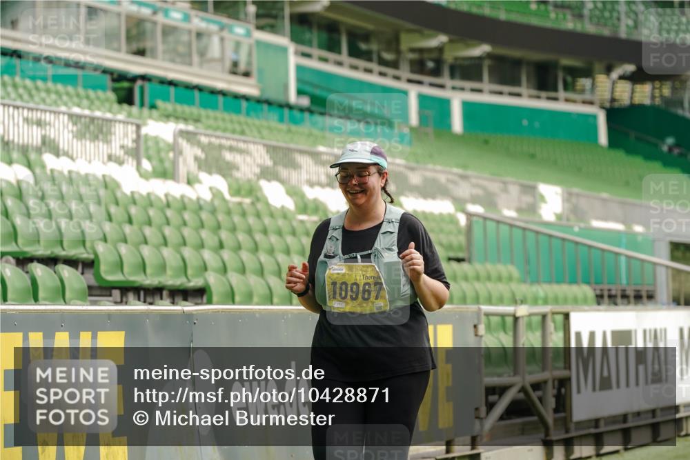13.09.2026 - 21. swb-Marathon Bremen Michael Burmester http://msf.ph/oto/10428871 13.09.2026 10:55:14 Laufen im Stadion 12163, 10387, 10533, 10534, 10573, 10650, 10967, 10968, 11017, 11025, 11161, 11195, 11341, 11352, 11444, 11496, 11538, 11807, 12377, 12408, 12535, 12546 meine-sportfotos.de