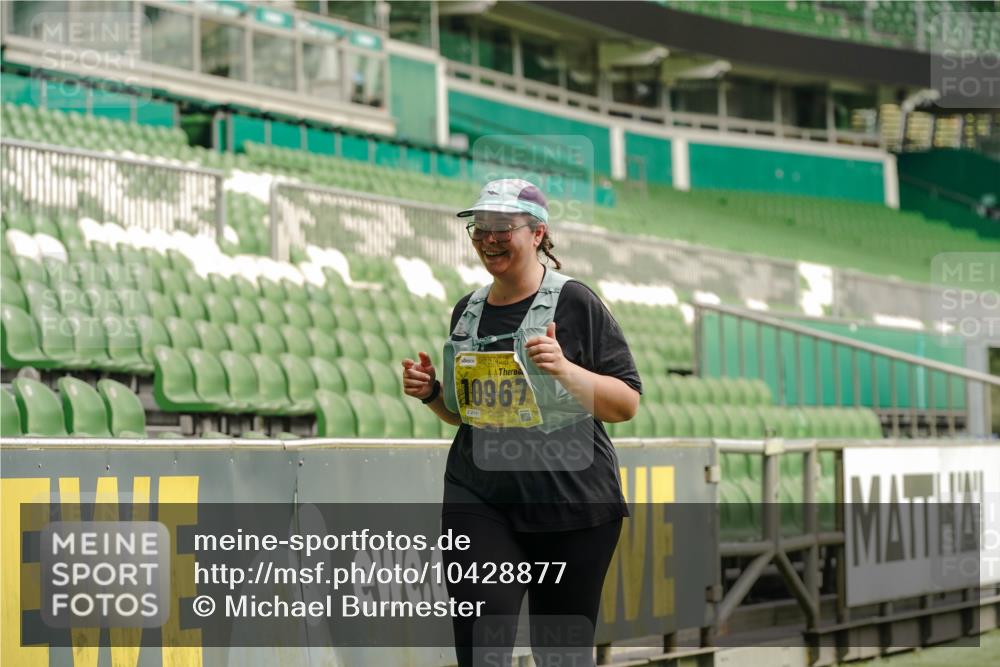 13.09.2026 - 21. swb-Marathon Bremen Michael Burmester http://msf.ph/oto/10428877 13.09.2026 10:55:14 Laufen im Stadion 12163, 10387, 10533, 10534, 10573, 10650, 10967, 10968, 11017, 11025, 11161, 11195, 11341, 11352, 11444, 11496, 11538, 11807, 12377, 12408, 12535, 12546 meine-sportfotos.de