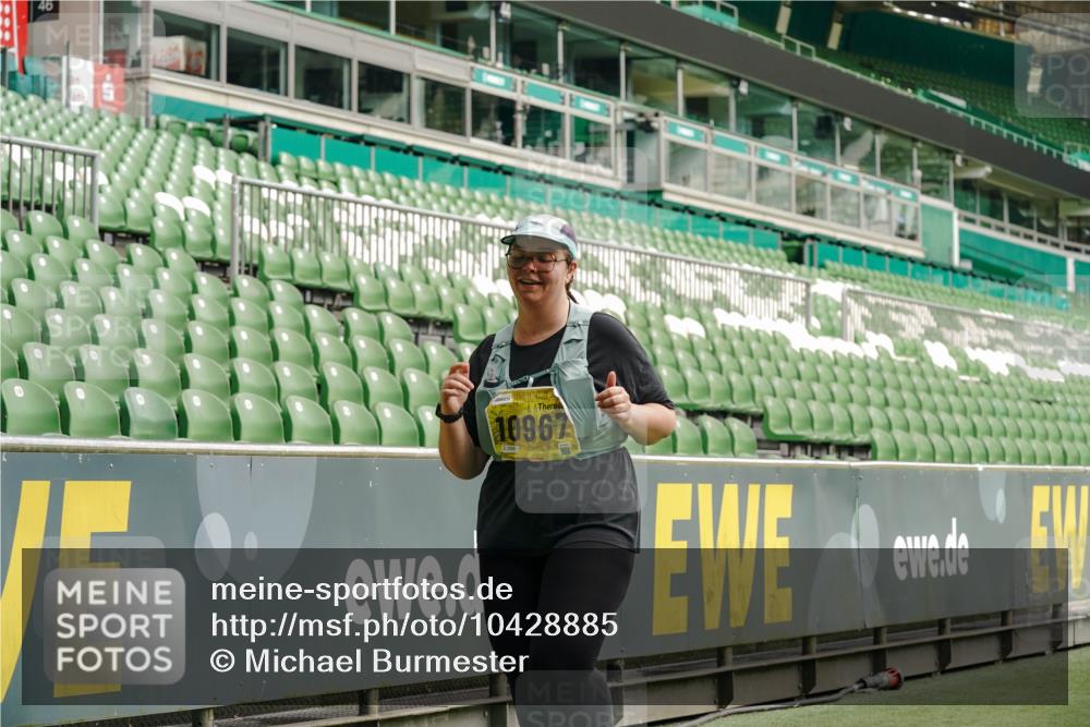 13.09.2026 - 21. swb-Marathon Bremen Michael Burmester http://msf.ph/oto/10428885 13.09.2026 10:55:16 Laufen im Stadion 12163, 10387, 10533, 10534, 10573, 10650, 10967, 10968, 11017, 11025, 11161, 11195, 11341, 11352, 11444, 11496, 11538, 11807, 12377, 12408, 12535, 12546 meine-sportfotos.de