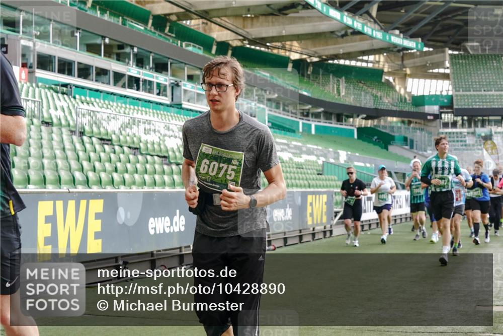 13.09.2026 - 21. swb-Marathon Bremen Michael Burmester http://msf.ph/oto/10428890 13.09.2026 13:26:40 Laufen im Stadion 186, 202, 364, 390, 530, 543, 645, 815, 818, 833, 966, 1077, 1283, 1410, 1412, 1443, 1459, 1473, 1487, 1530, 1561, 1608, 1618, 1700, 1744, 1828, 1953, 1961, 2058, 2059, 2273, 2298, 2308, 2309, 2382, 2384, 2388, 2404, 2428, 2507, 2508, 2542, 2558, 2576, 2582, 2591, 2592, 2656, 2675, 2725, 2748, 2752, 2762, 2817, 2875, 2878, 2923, 2965, 2970, 2981, 3045, 3047, 3050, 3062, 3073, 3084, 3097, 3172, 3184, 3259, 3329, 3359, 3433, 3540, 3592, 3629, 3756 meine-sportfotos.de