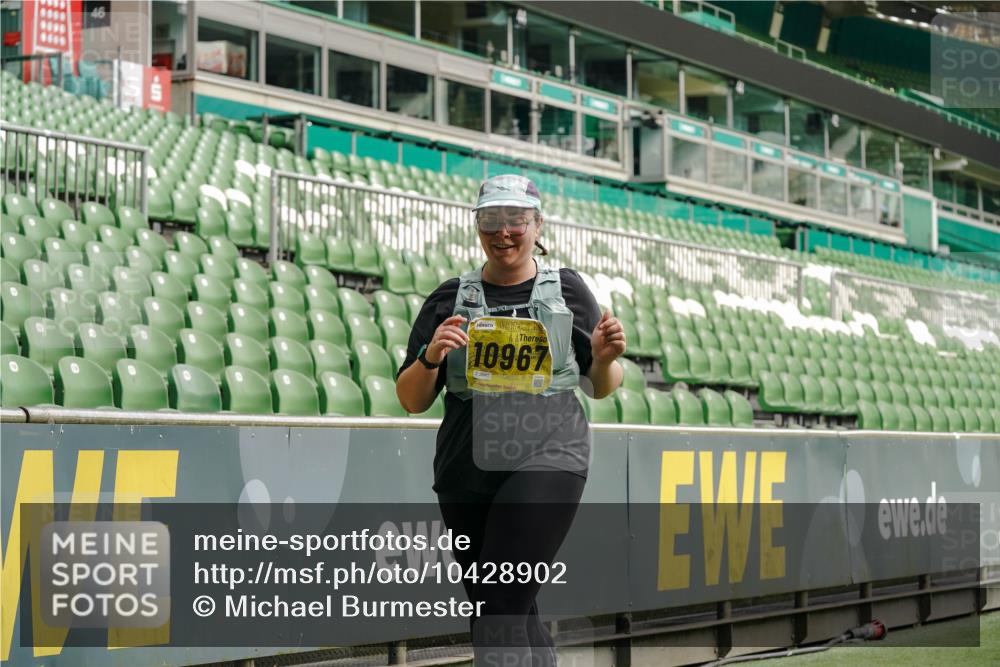 13.09.2026 - 21. swb-Marathon Bremen Michael Burmester http://msf.ph/oto/10428902 13.09.2026 10:55:16 Laufen im Stadion 12163, 10387, 10533, 10534, 10573, 10650, 10967, 10968, 11017, 11025, 11161, 11195, 11341, 11352, 11444, 11496, 11538, 11807, 12377, 12408, 12535, 12546 meine-sportfotos.de
