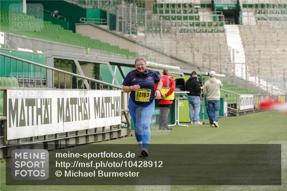 13.09.2026 - 21. swb-Marathon Bremen Michael Burmester http://msf.ph/oto/10428912 13.09.2026 10:55:48 Laufen im Stadion 10317, 10387, 10650, 10967, 10968, 11017, 11025, 11161, 11195, 11341, 11444, 11538, 12377, 12408, 12416, 12546 meine-sportfotos.de