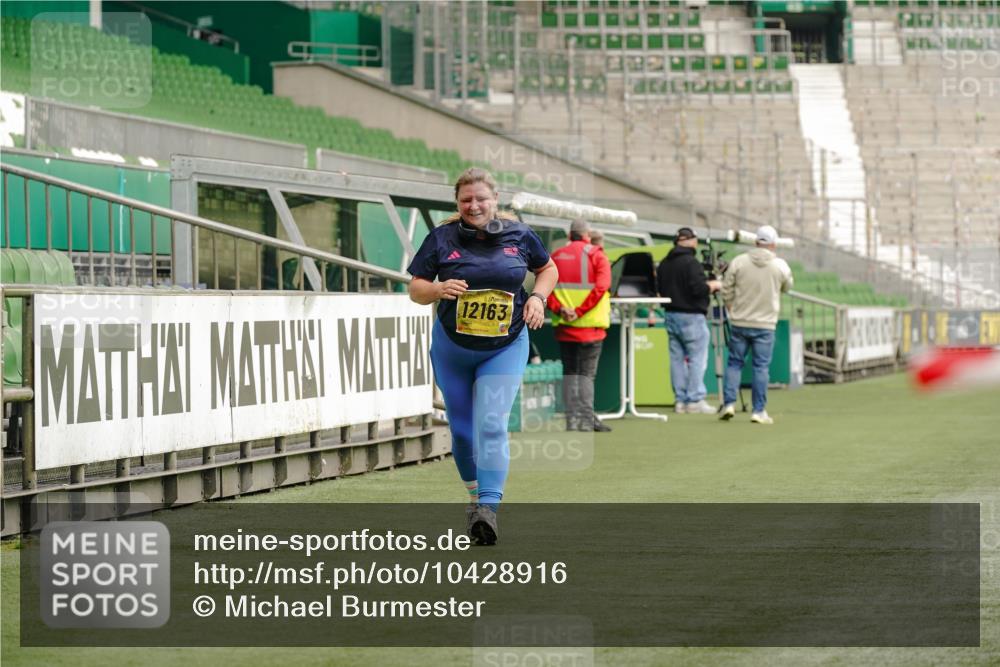 13.09.2026 - 21. swb-Marathon Bremen Michael Burmester http://msf.ph/oto/10428916 13.09.2026 10:55:49 Laufen im Stadion 10317, 10387, 10650, 10967, 10968, 11017, 11025, 11161, 11195, 11341, 11444, 11538, 12377, 12408, 12416, 12546 meine-sportfotos.de