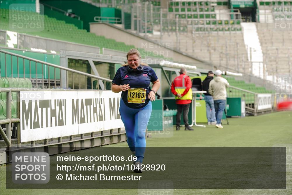 13.09.2026 - 21. swb-Marathon Bremen Michael Burmester http://msf.ph/oto/10428920 13.09.2026 10:55:50 Laufen im Stadion 10317, 10387, 10650, 10967, 10968, 11017, 11025, 11161, 11195, 11341, 11444, 11538, 12377, 12408, 12416, 12546 meine-sportfotos.de