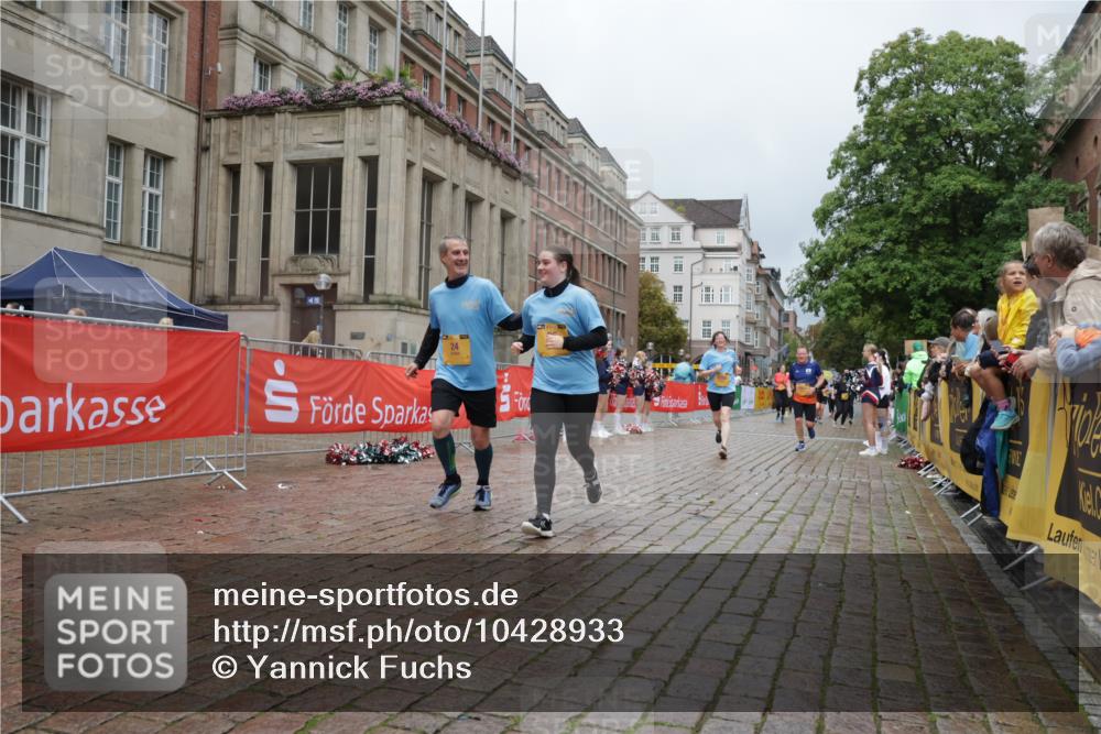 13.09.2026 - Kiel Lauf Yannick Fuchs http://msf.ph/oto/10428933 13.09.2026 11:09:17 Ziel 607, 1934, 8637, 8933, 8979, 9995, 10184, 10253, 10262, 10263, 10268, 11889, 12532, 24, 25, 1226, 1569, 2250, 2951, 3022, 3752, 4526, 6028, 7681, 9112, 9752, 10813, 10928, 11674, 12238, 12334, 2784, 5528, 7310, 8922, 24, 25, 1170, 4709, 6576, 6662, 9162, 9800, 10645, 10647, 11442 meine-sportfotos.de