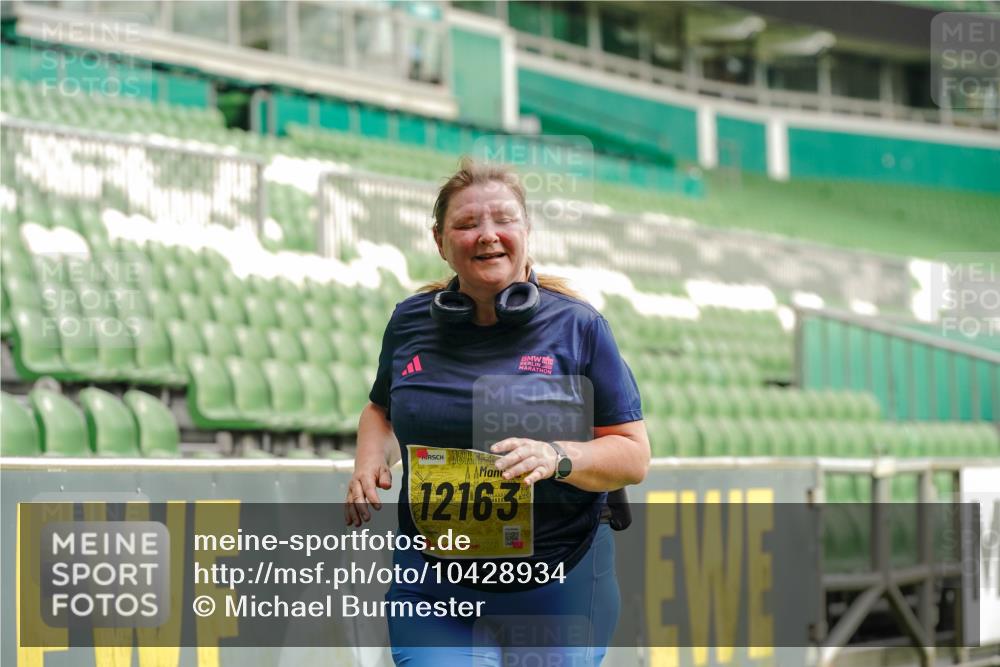 13.09.2026 - 21. swb-Marathon Bremen Michael Burmester http://msf.ph/oto/10428934 13.09.2026 10:55:56 Laufen im Stadion 10317, 10387, 10650, 10967, 10968, 11017, 11025, 11161, 11195, 11341, 11444, 11538, 12377, 12408, 12416, 12546 meine-sportfotos.de