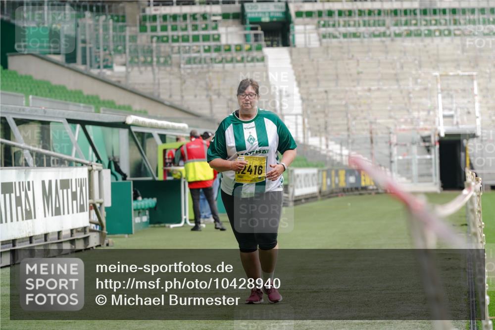 13.09.2026 - 21. swb-Marathon Bremen Michael Burmester http://msf.ph/oto/10428940 13.09.2026 10:56:11 Laufen im Stadion 10317, 10387, 10967, 10968, 11017, 11025, 11161, 11341, 11444, 11538, 12416, 12546 meine-sportfotos.de