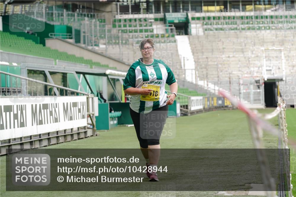 13.09.2026 - 21. swb-Marathon Bremen Michael Burmester http://msf.ph/oto/10428944 13.09.2026 10:56:13 Laufen im Stadion 10317, 10387, 10967, 11017, 11025, 11161, 11341, 11444, 11538, 12416, 12546 meine-sportfotos.de