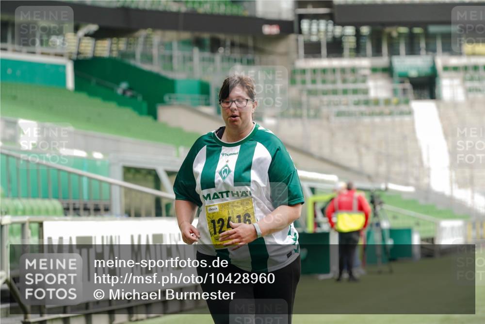 13.09.2026 - 21. swb-Marathon Bremen Michael Burmester http://msf.ph/oto/10428960 13.09.2026 10:56:15 Laufen im Stadion 10317, 10387, 10967, 11017, 11025, 11161, 11341, 11444, 11538, 12416, 12546 meine-sportfotos.de