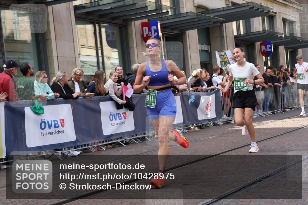 13.09.2026 - 21. swb-Marathon Bremen Strokosch-Dieckow http://msf.ph/oto/10428975 13.09.2026 13:08:45 Ziel 1925, 2287, 2291, 2909, 3330, 4384, 4898, 5383, 5517, 5636, 5696, 6906, 7262, 8120, 8830, 9867, 9904, 9906, 9911, 10044, 339, 715, 3110, 3276, 4033, 4082, 4888, 5377, 5424, 6842, 7064, 7121, 8555, 9084, 9240, 9411, 9702 meine-sportfotos.de