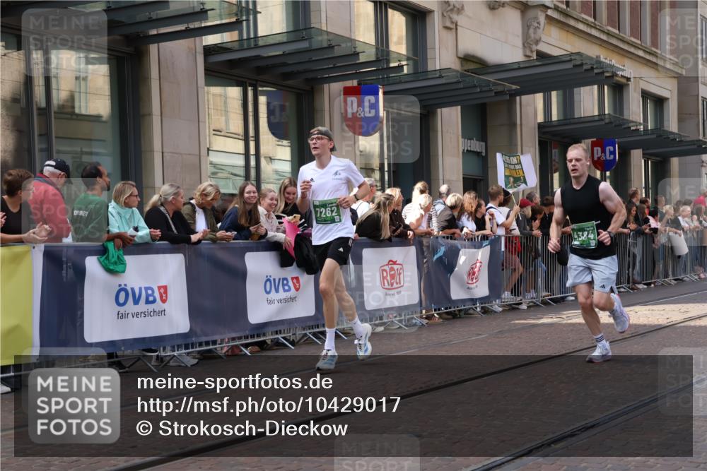 13.09.2026 - 21. swb-Marathon Bremen Strokosch-Dieckow http://msf.ph/oto/10429017 13.09.2026 13:08:47 Ziel 1241, 1925, 2287, 2291, 2909, 3330, 4384, 4898, 5383, 5517, 5636, 5696, 6906, 7262, 8120, 8830, 9904, 9906, 9911, 10044, 715, 3110, 3276, 3330, 4033, 4082, 4888, 5377, 5424, 6842, 7064, 7121, 8555, 9084, 9240, 9411, 9702, 9867, 9906 meine-sportfotos.de