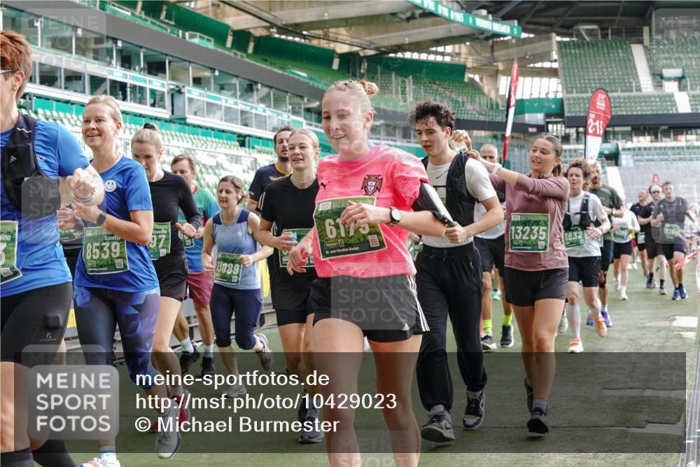 13.09.2026 - 21. swb-Marathon Bremen Michael Burmester http://msf.ph/oto/10429023 13.09.2026 13:26:47 Laufen im Stadion 186, 202, 357, 364, 390, 530, 543, 597, 645, 833, 966, 1077, 1283, 1410, 1412, 1443, 1459, 1473, 1487, 1530, 1608, 1618, 1700, 1744, 1769, 1828, 1953, 1961, 2058, 2273, 2298, 2308, 2309, 2382, 2384, 2388, 2404, 2428, 2507, 2508, 2542, 2558, 2576, 2582, 2591, 2592, 2656, 2675, 2725, 2748, 2762, 2817, 2875, 2878, 2923, 2965, 2970, 2981, 3045, 3047, 3050, 3062, 3073, 3084, 3097, 3172, 3184, 3219, 3359, 3433, 3540, 3592, 3629, 3756, 3907, 3978 meine-sportfotos.de
