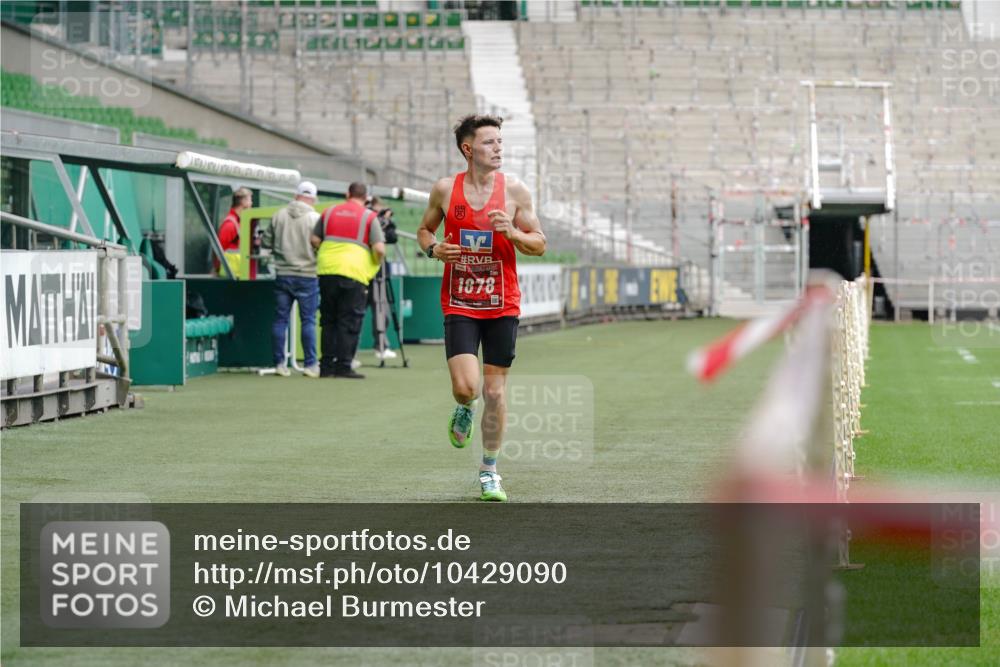 13.09.2026 - 21. swb-Marathon Bremen Michael Burmester http://msf.ph/oto/10429090 13.09.2026 11:54:00 Laufen im Stadion  meine-sportfotos.de