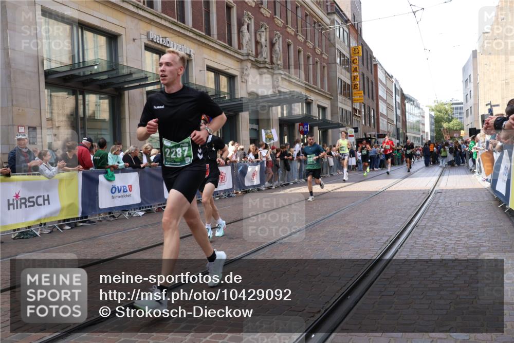 13.09.2026 - 21. swb-Marathon Bremen Strokosch-Dieckow http://msf.ph/oto/10429092 13.09.2026 13:08:50 Ziel 1241, 1925, 2287, 2291, 2909, 4384, 4895, 4898, 5383, 5636, 5696, 7262, 8120, 8830, 9866, 9904, 9911, 10044, 715, 3110, 3276, 3330, 4033, 4888, 5377, 5517, 5696, 6842, 6906, 7064, 7121, 8555, 9084, 9240, 9411, 9702, 9867, 9906, 9911 meine-sportfotos.de
