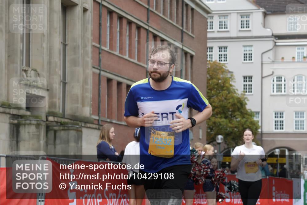 13.09.2026 - Kiel Lauf Yannick Fuchs http://msf.ph/oto/10429108 13.09.2026 11:09:42 Ziel 508, 1074, 2992, 5528, 5843, 5867, 7111, 7683, 10352, 10423, 11208, 607, 1934, 2784, 7310, 8637, 8922, 8933, 8979, 9995, 10184, 10253, 10262, 10263, 10268, 11889, 12532, 2337, 6908, 7826, 9665, 9967, 11013, 11428, 11429, 11884, 1569, 3022, 3752, 4526, 6028, 7681, 9112, 9752, 9995, 12238, 12532 meine-sportfotos.de
