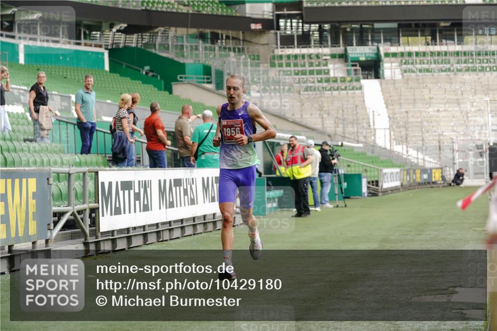 13.09.2026 - 21. swb-Marathon Bremen Michael Burmester http://msf.ph/oto/10429180 13.09.2026 12:00:59 Laufen im Stadion 1956 meine-sportfotos.de