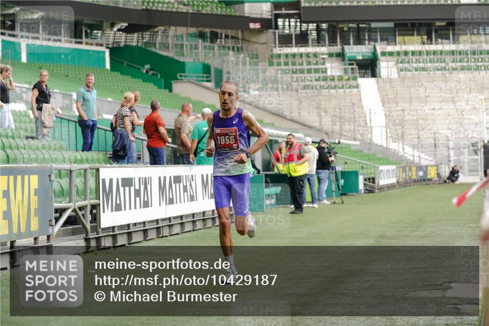 13.09.2026 - 21. swb-Marathon Bremen Michael Burmester http://msf.ph/oto/10429187 13.09.2026 12:00:59 Laufen im Stadion 1956 meine-sportfotos.de