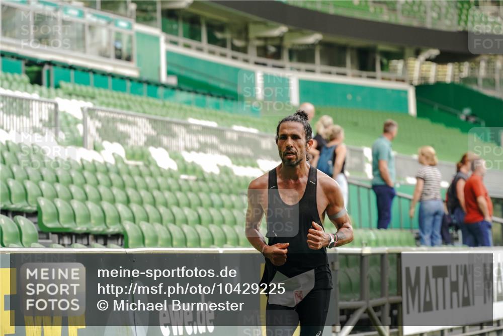 13.09.2026 - 21. swb-Marathon Bremen Michael Burmester http://msf.ph/oto/10429225 13.09.2026 12:01:27 Laufen im Stadion 1956 meine-sportfotos.de