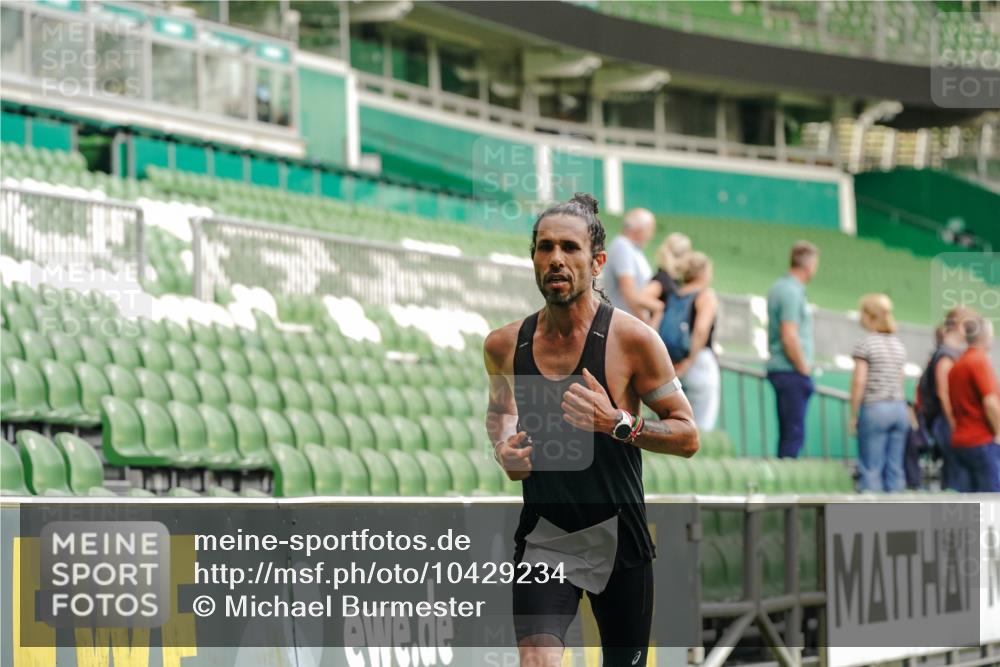 13.09.2026 - 21. swb-Marathon Bremen Michael Burmester http://msf.ph/oto/10429234 13.09.2026 12:01:28 Laufen im Stadion 1956 meine-sportfotos.de