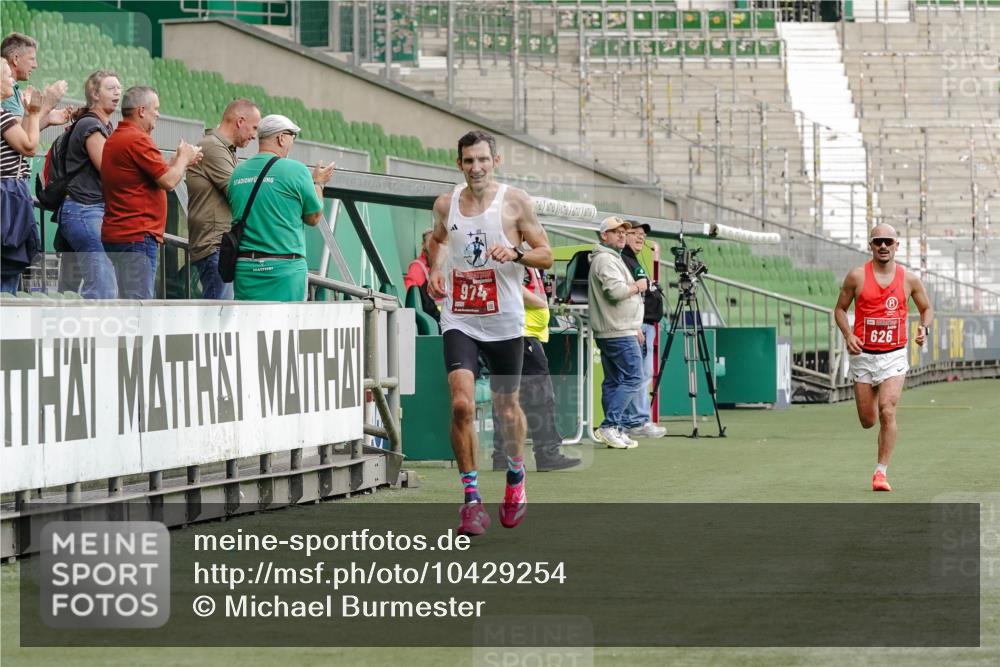 13.09.2026 - 21. swb-Marathon Bremen Michael Burmester http://msf.ph/oto/10429254 13.09.2026 12:03:15 Laufen im Stadion 626 meine-sportfotos.de
