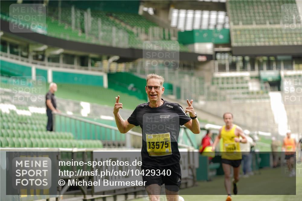 13.09.2026 - 21. swb-Marathon Bremen Michael Burmester http://msf.ph/oto/10429340 13.09.2026 10:20:40 Laufen im Stadion 10261, 10262, 10366, 10475, 10818, 10961, 10994, 11067, 11068, 11142, 11176, 11197, 11418, 11512, 11964, 12289, 12324, 12358, 12413, 12456, 12513, 12540, 13505, 13514, 13530, 13540, 13541, 13548, 13558, 13560, 13575, 13583, 13588, 13590, 13601, 13605, 13606, 13610, 13619, 13633, 13637, 10597, 12272, 12458, 13501, 13504, 13510, 13515, 13517, 13522, 13542, 13547, 13561, 13567, 13579, 13623, 13635 meine-sportfotos.de