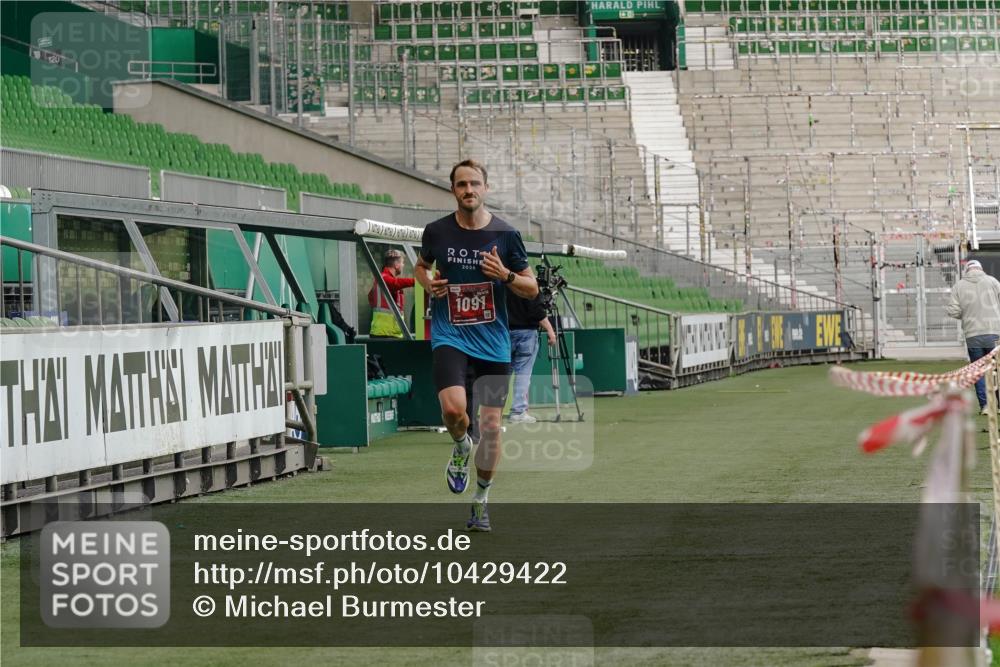 13.09.2026 - 21. swb-Marathon Bremen Michael Burmester http://msf.ph/oto/10429422 13.09.2026 12:06:19 Laufen im Stadion 176, 1091, 1681 meine-sportfotos.de