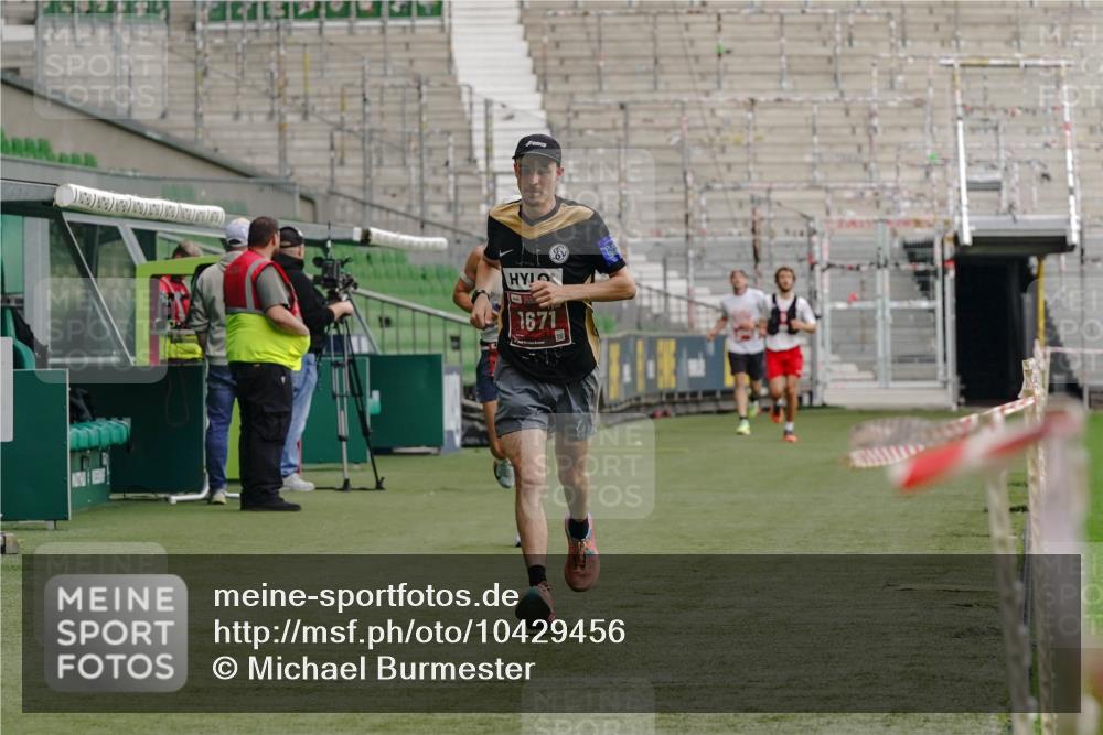 13.09.2026 - 21. swb-Marathon Bremen Michael Burmester http://msf.ph/oto/10429456 13.09.2026 12:10:02 Laufen im Stadion 692, 1046, 1671, 2054, 176, 1091, 1681 meine-sportfotos.de