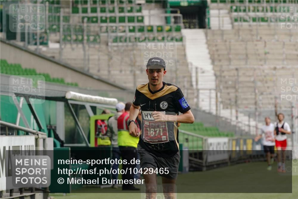 13.09.2026 - 21. swb-Marathon Bremen Michael Burmester http://msf.ph/oto/10429465 13.09.2026 12:10:04 Laufen im Stadion 692, 1046, 1671, 2054, 176, 1091, 1681 meine-sportfotos.de