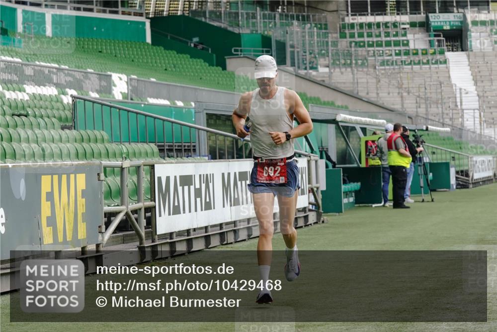 13.09.2026 - 21. swb-Marathon Bremen Michael Burmester http://msf.ph/oto/10429468 13.09.2026 12:10:08 Laufen im Stadion 692, 1046, 1671, 2054, 176, 1091, 1681 meine-sportfotos.de