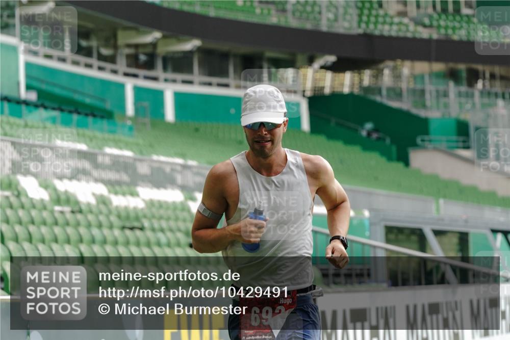 13.09.2026 - 21. swb-Marathon Bremen Michael Burmester http://msf.ph/oto/10429491 13.09.2026 12:10:10 Laufen im Stadion 692, 1046, 1671, 2054, 176, 1091, 1681 meine-sportfotos.de