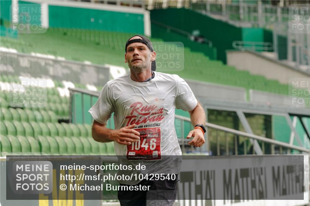 13.09.2026 - 21. swb-Marathon Bremen Michael Burmester http://msf.ph/oto/10429540 13.09.2026 12:10:22 Laufen im Stadion 692, 1046, 1651, 1671, 2054, 176, 1091, 1681 meine-sportfotos.de