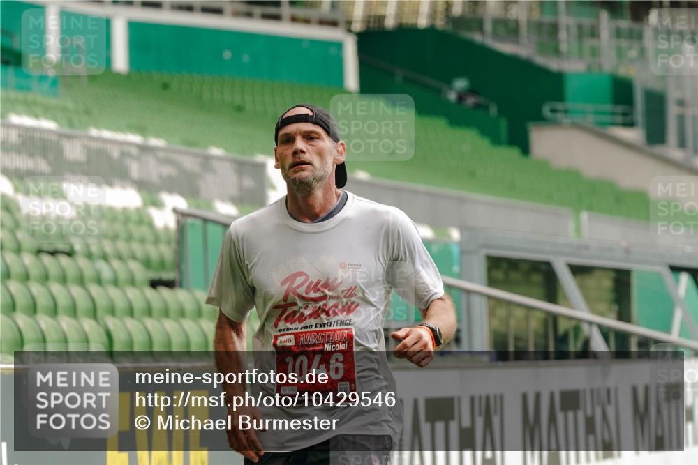 13.09.2026 - 21. swb-Marathon Bremen Michael Burmester http://msf.ph/oto/10429546 13.09.2026 12:10:22 Laufen im Stadion 692, 1046, 1651, 1671, 2054, 176, 1091, 1681 meine-sportfotos.de